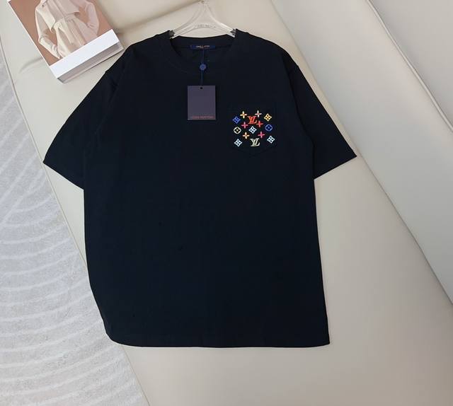 Lou**新款口袋刺绣徽标logot-Shirt 定制纯棉面料 舒适亲肤 质感好 厚实 采用刺绣徽标logo点缀 精致百搭 男女同款 潮人必备单品哦 最高品质